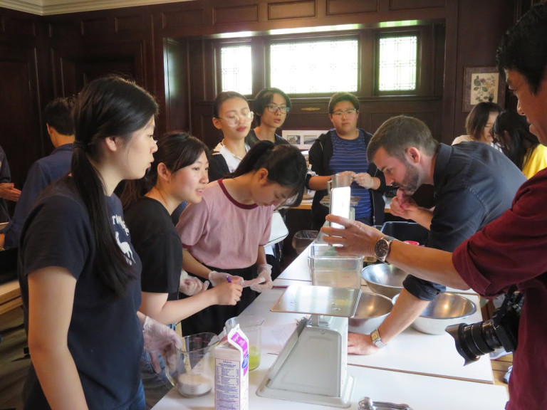 CELA students take part in a culinary activity at 鶹Լ's Dunlop House Restaurant. 